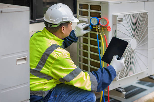 Professional Hvac technician working in Italy, TX